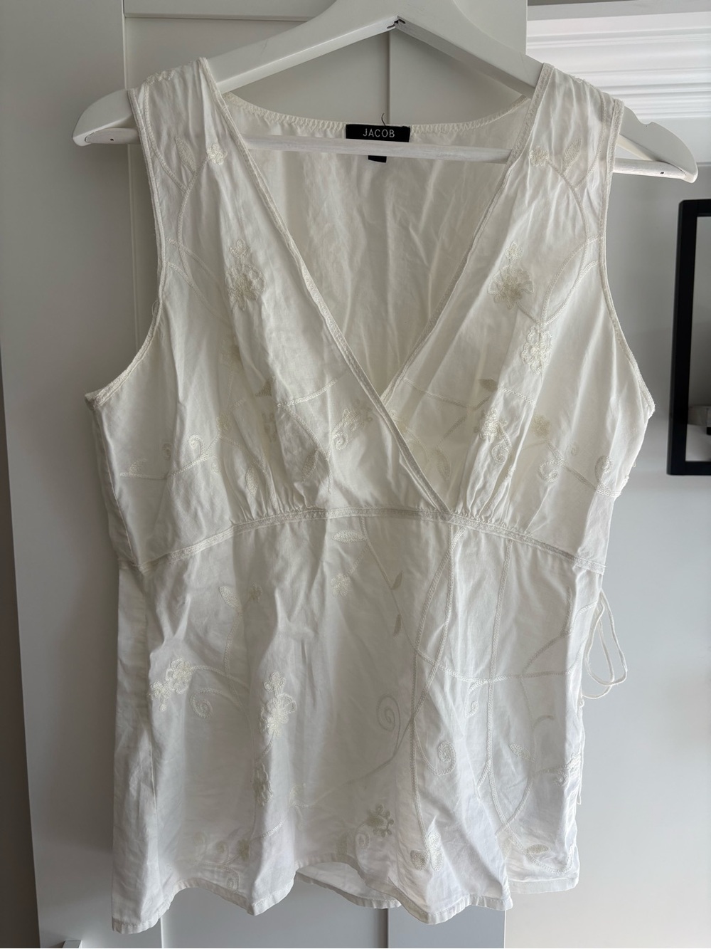 JACOB White y2k Embroidered Sleeveless V-Neck Top
